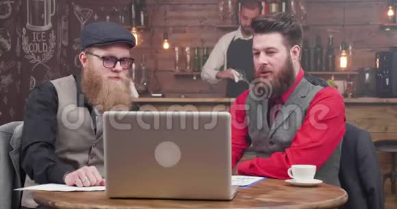 自由职业者在一家小咖啡店开视频会议视频的预览图