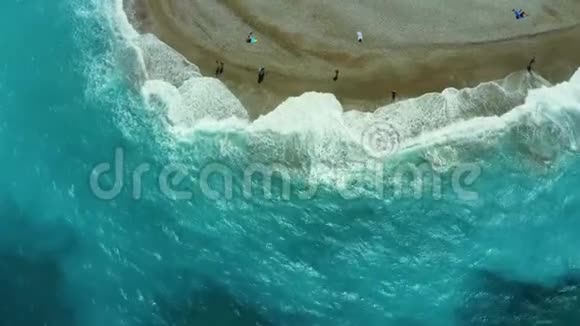 从埃利海滩上的无人机可以看到希腊沙滩海浪冲浪度假者视频的预览图