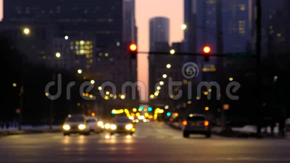 城市夜间交通模糊在背景下汽车穿过芝加哥建筑的十字路口视频的预览图
