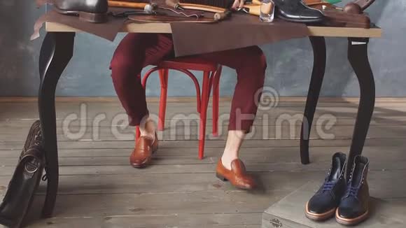 鞋类设计师坐在餐桌前画模型视频的预览图
