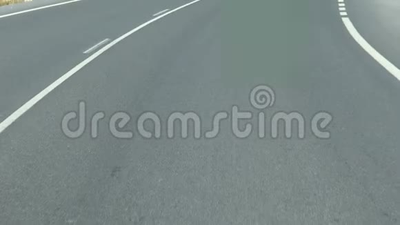4K在高速公路上开车在道路上用白线行驶沥青视频的预览图