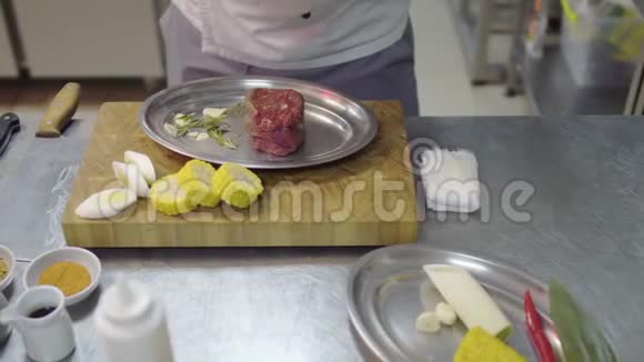 未经确认的厨师在餐厅厨房的烤箱中烤前用调味料倒入生肉视频的预览图