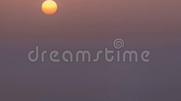 早晨日出近景俯瞰迪拜天际线从市中心的空中俯视视频的预览图