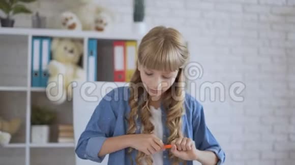 可爱的女孩用彩色毛毡尖笔画画女孩喜欢钢笔视频的预览图