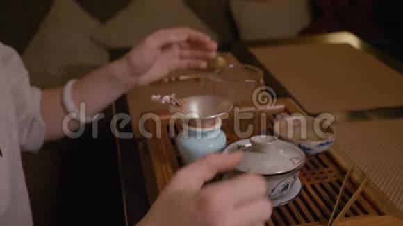 茶道日本茶杯乌龙茶侧写视图茶道有机绿色茶道中国茶桌视频的预览图