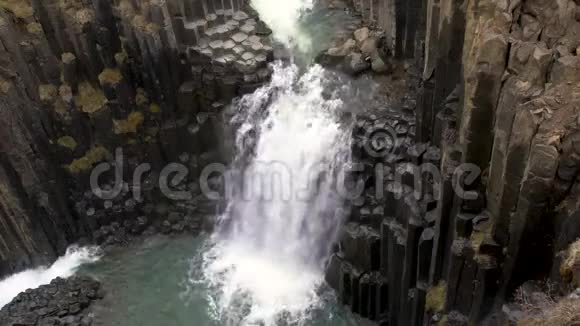 瀑布和玄武岩柱视频的预览图