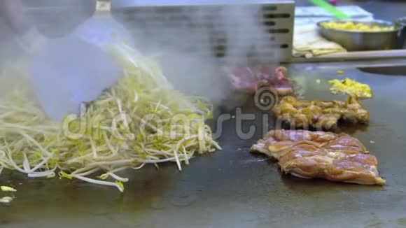 亚洲人在台湾夜市煮豆豆肉视频的预览图