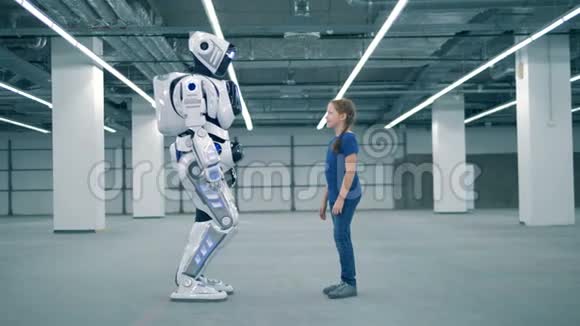 一个女孩和一个机器人正在互相触摸手掌视频的预览图