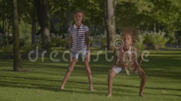 可爱的小舞者在公园里表演街舞视频的预览图