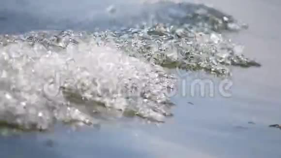 动河上的泡水视频的预览图