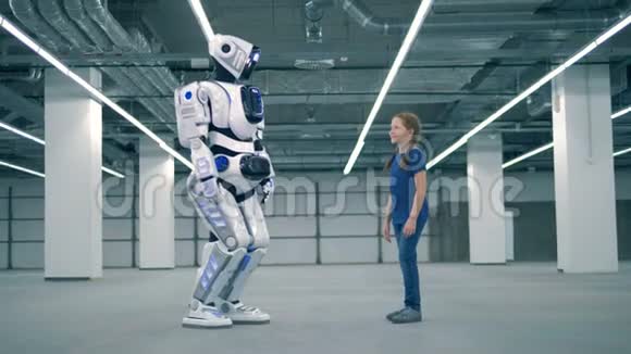 像人类一样的机器人给一个小女孩击掌视频的预览图