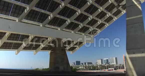 可持续城市与一个大太阳能电池板视频的预览图
