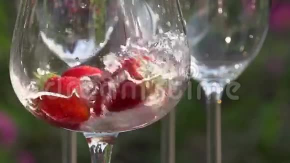水是用草莓倒入玻璃杯的视频的预览图