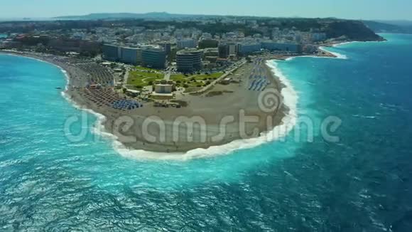 在一个美丽的海滩上飞行海滩上有绿松石水和海岸线那里有罗兹希腊欧洲的酒店埃莉视频的预览图