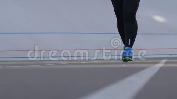 超重妇女在体育场奔跑的腿视频的预览图