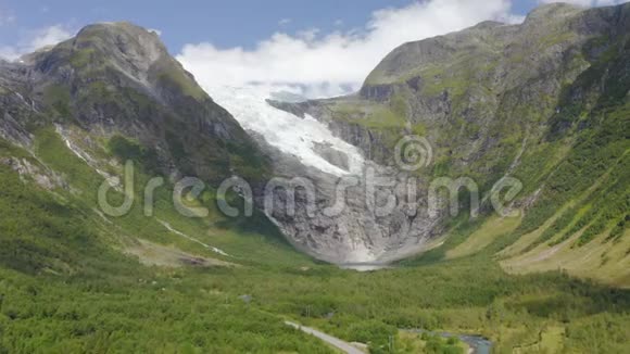挪威索根达尔市Fjordane县Fjaerland地区Boyabreen冰川的空中镜头视频的预览图