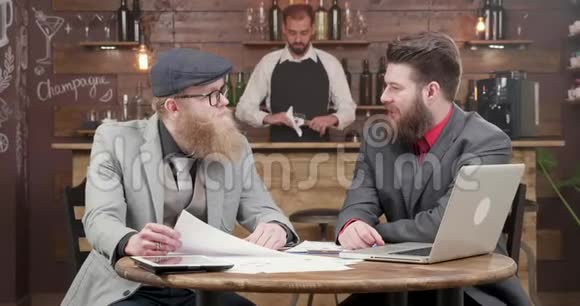 年轻英俊留胡子的自由职业者在一次非正式的商务会议上聊天视频的预览图