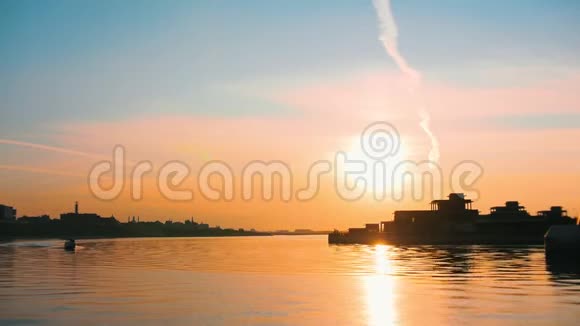 日落天空的美丽景色太阳落山视频的预览图