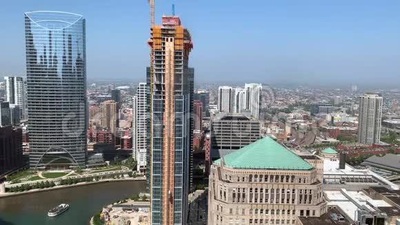 芝加哥河周边城市景观的鸟瞰图包括一个建筑工地视频的预览图