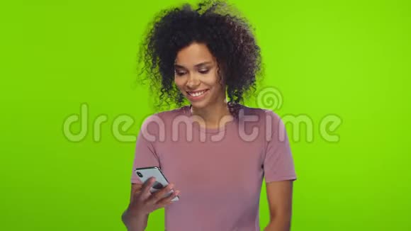 快乐的非裔美国女性看电话看好消息视频的预览图