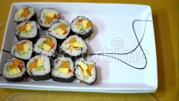 4K美味的Makizushi与三文鱼一起放在白色盘子里日本食品视频的预览图