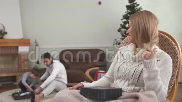幸福的女人坐在摇椅上看着父亲和小儿子玩无人机家庭幸福视频的预览图