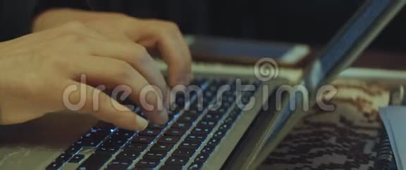 手按电脑键盘打字视频的预览图