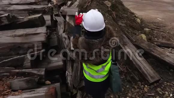 女工程师检查建筑工地的垃圾视频的预览图