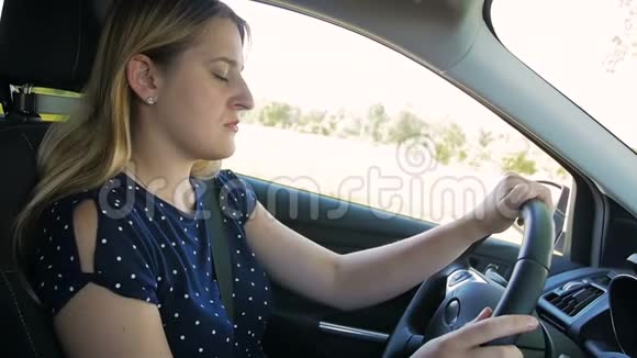 女司机在乡间小路上开车时睡着了视频的预览图