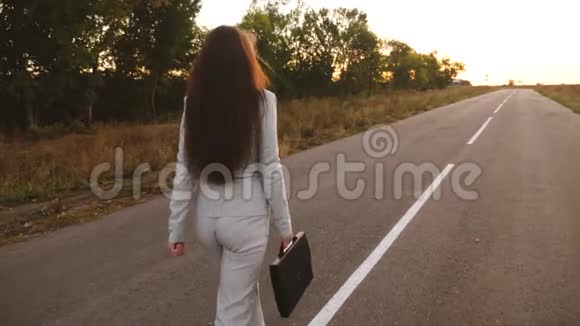 性感的商务女性长腿走在路上特写镜头女商人带着一个黑人走在路上视频的预览图