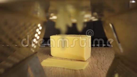 男性手在金属烤架上摩擦奶酪视频的预览图