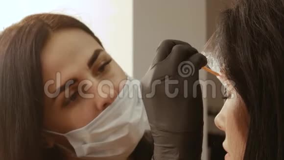 美容师正在梳理眉毛视频的预览图