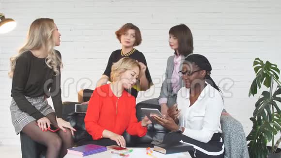 从事软件工作的女性信息技术专业人员小组视频的预览图