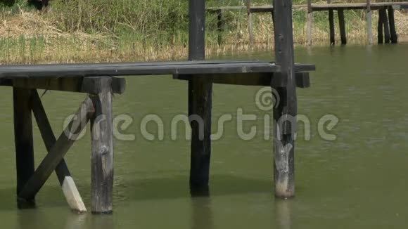 湖上的浮筒视频的预览图
