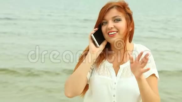 在沙滩上打电话的女人全高清视频的预览图