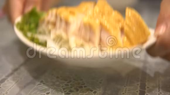 4K侍者端上熏鲨鱼排中餐厅烹饪视频的预览图