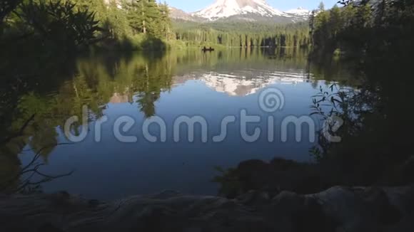 曼萨尼塔湖上的独木舟视频的预览图