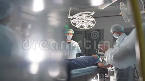 手术室工作的团队外科医生背景模糊视频的预览图
