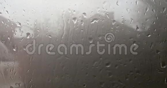 暴风雨中汽车的湿窗视频的预览图