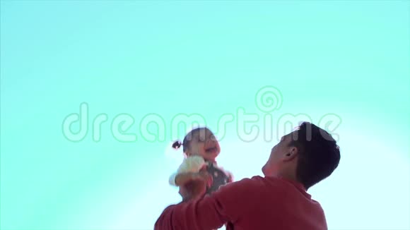 爸爸和女儿一起玩扔在空中剪辑快乐活跃的孩子父亲抛弃了女儿视频的预览图