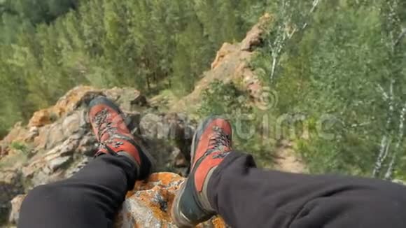 登山者坐在悬崖边上享受生活视频的预览图