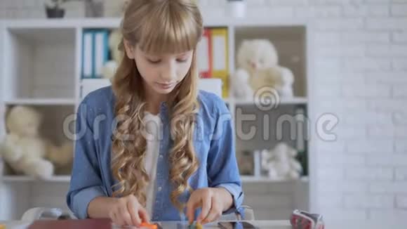 可爱的女孩用彩色毛毡尖笔画画女孩喜欢钢笔视频的预览图