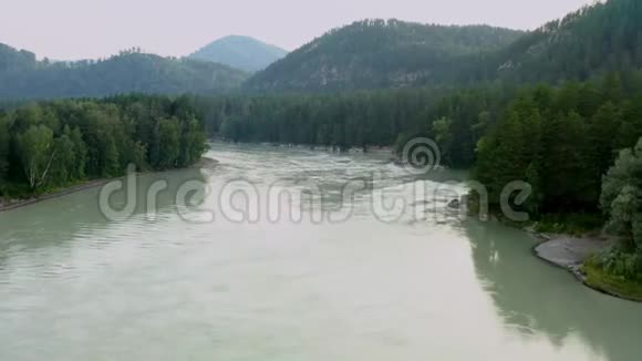 空中无人机在日落时看到树林之间的河流阿尔泰俄罗斯视频的预览图