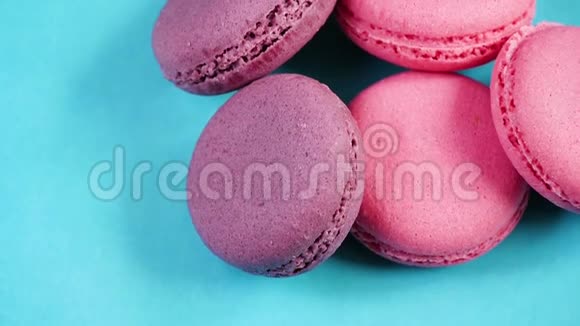 以面食为主题的面食背景蓝色背景上的粉红色饼干或马卡龙视频的预览图