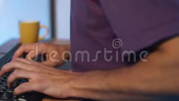 镜头围绕着穿着紫色t恤的人在黑色键盘上打字的双手视频的预览图