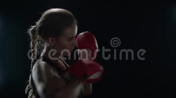 女拳击手慢动作踢空女子拳击手训练视频的预览图