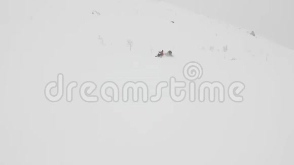 人们喜欢乘雪车穿越雪域视频的预览图