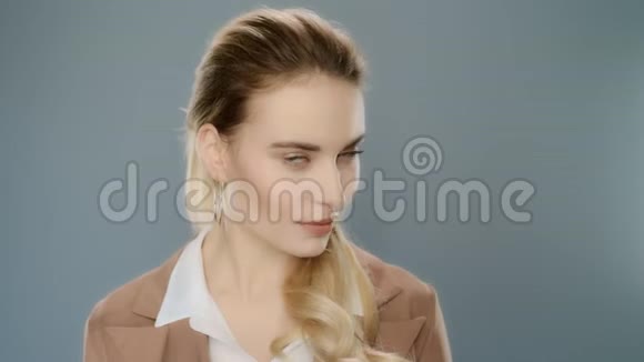 开朗的女士在镜头里看性感女人脸的肖像视频的预览图