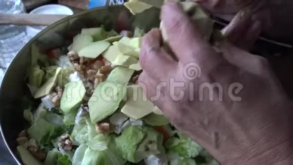 4K汉兹女士切夫用刀切牛油果以获得健康沙拉视频的预览图