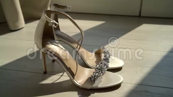 漂亮的水晶鞋在阳光下闪闪发光行动新娘结婚的双鞋站在阳光下优雅的新娘视频的预览图